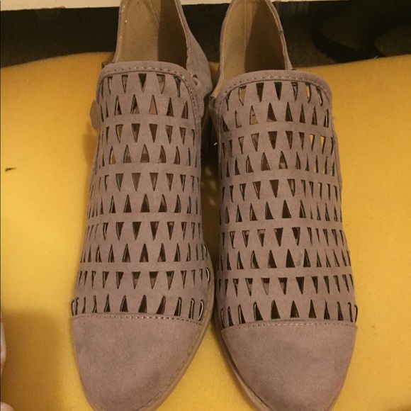 Neutral booties - Picture 1 of 3